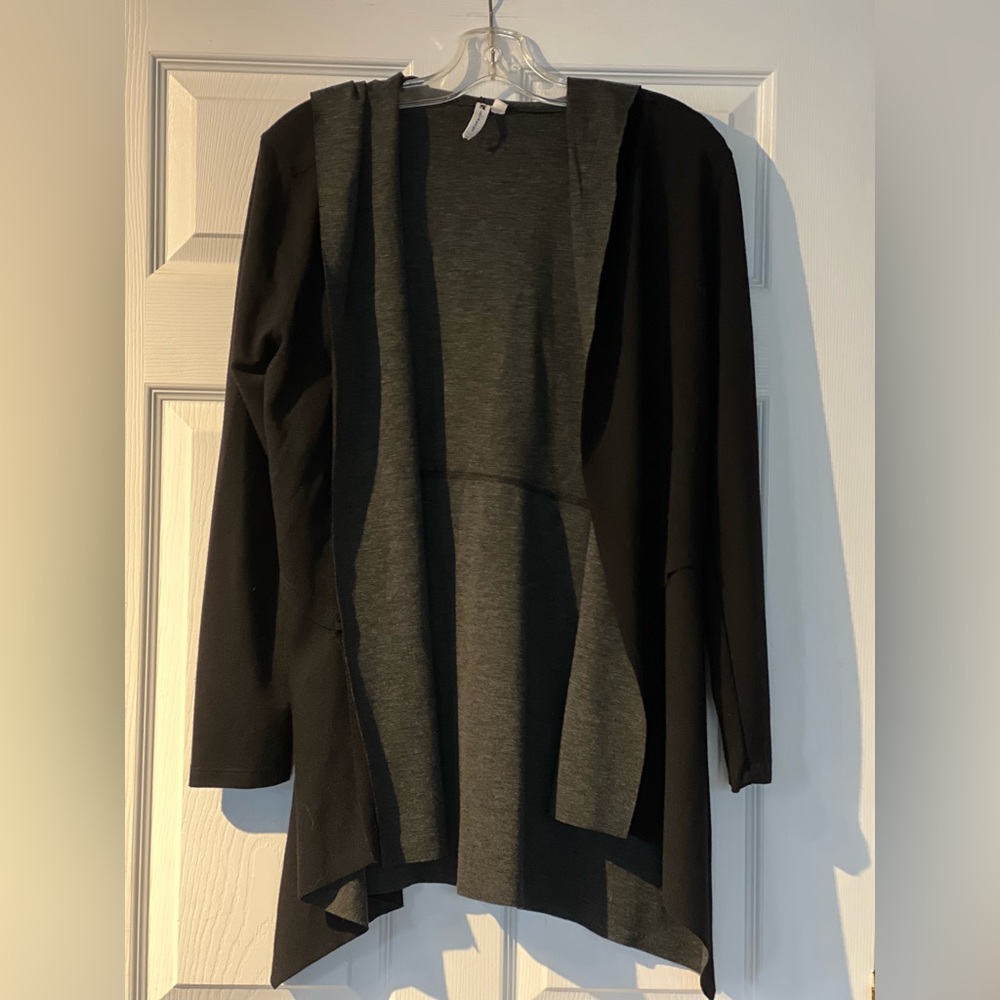 4/$20 Cable & Gauge Black and Gray Cardigan